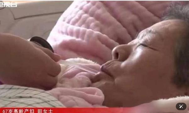 太心酸！如今已经74岁的母亲田新菊突发疾病卧床休养，身体虚弱行动不便，年仅6岁的