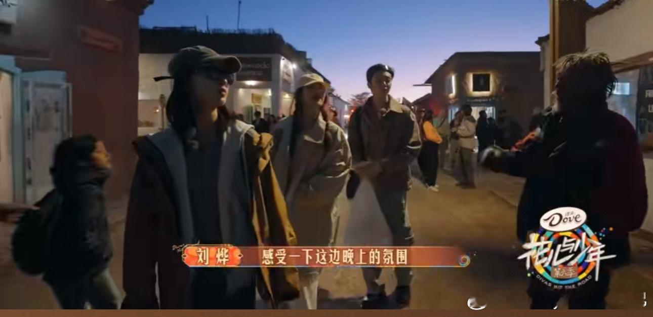 #侯明昊街头E人属性大爆发#侯明昊E人属性大爆发，直接在街头跳起了舞[允悲]。#