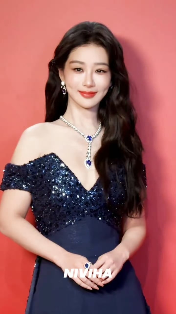 哇噻，像画中走出来的，好美啊杨紫😍 ​​​