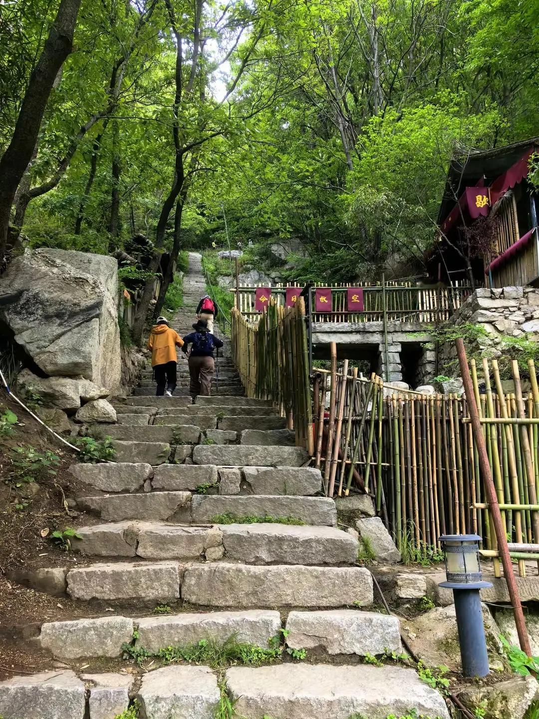 以前喜欢登山，有次三峰登山碰到一个美女，聊得甚欢，一起登山了几次。后来有一次她告