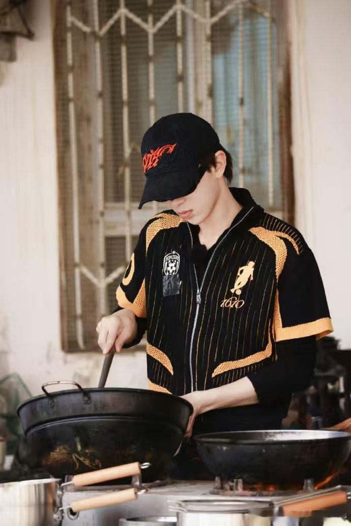 何浩楠我吃我自己 笑不活了，何浩楠从种地工具人秒变厨房新手，我吃我自己这句话我能