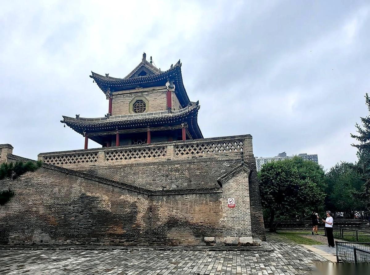 一睁眼，果不其然，外边又绿了。
那帮华尔街的精英们一宿没睡好，搞得咱们这儿的兄弟