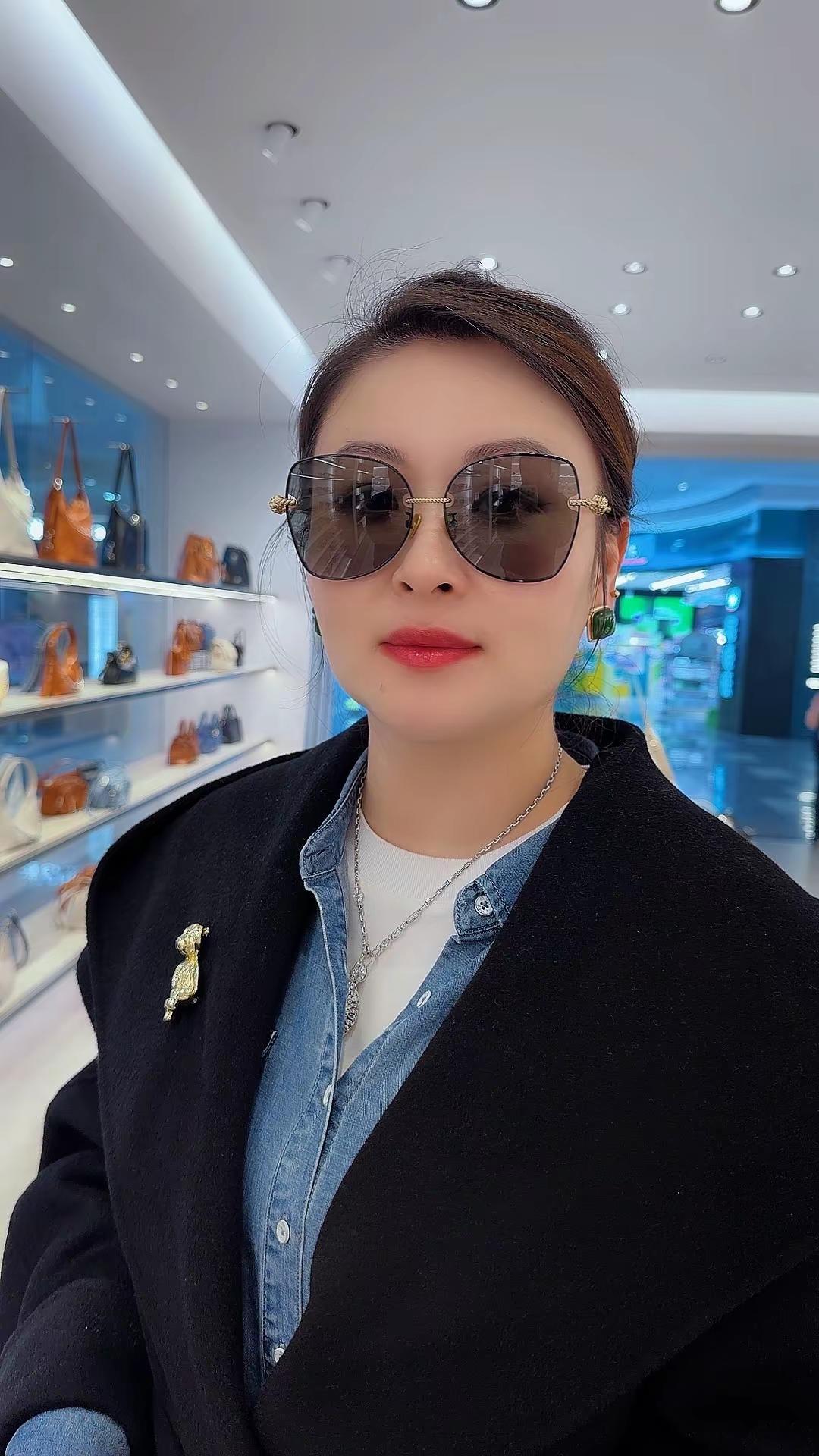 姐妹们，帮夏天看一下哪款眼镜适合😜