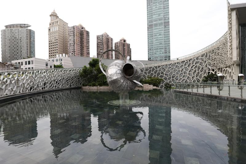 最近看到不少超有创意的AI作品。“人民城市在静安”融媒数字作品大赛里，一等奖《城