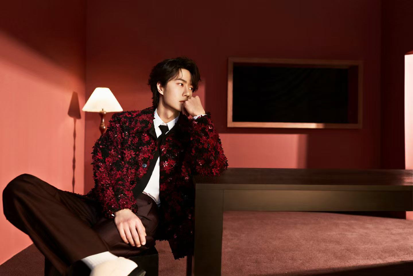 王一博大年初一营业照王一博马跃千山锐意进取王一博马跃千山锐意进取，王一博大年初一