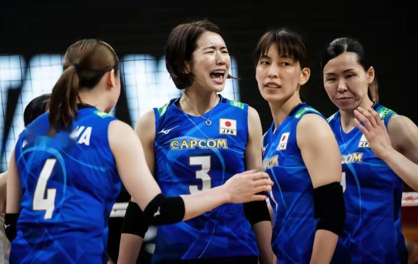 日本女排这回真是下不来台了。第三局她们一度以10:2领先中国女排，场上队员、主教