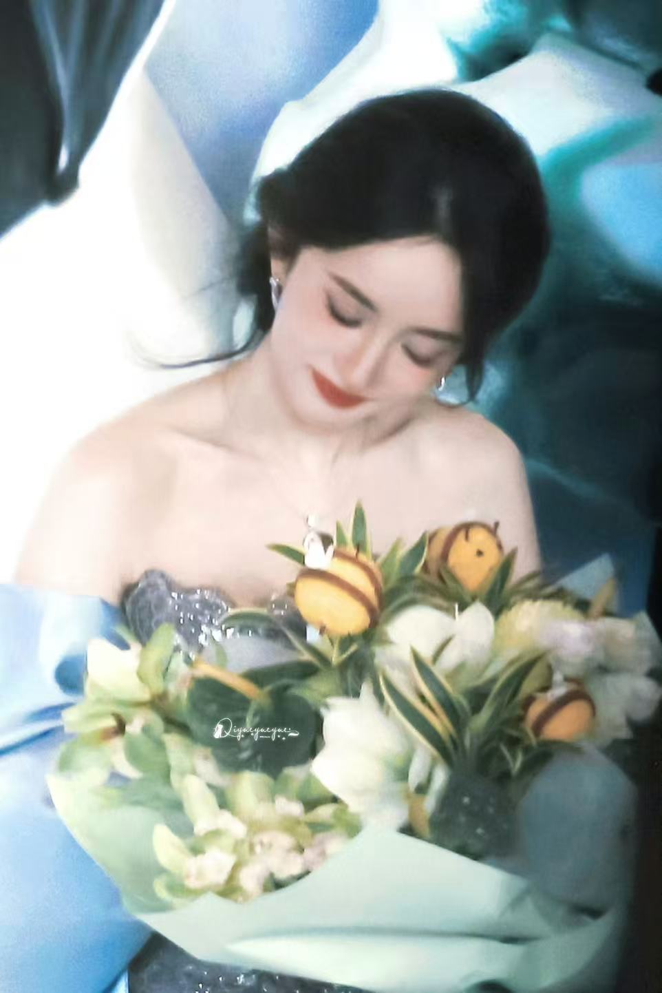 杨幂抱花神图杨幂蜜蜂花束杨幂蜜蜂花束，温柔浅笑，又有神图了 