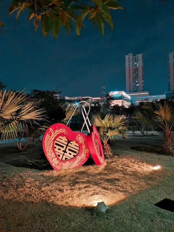 上联：情如美酒陈年醉；
下联：爱是清茶岁月香。