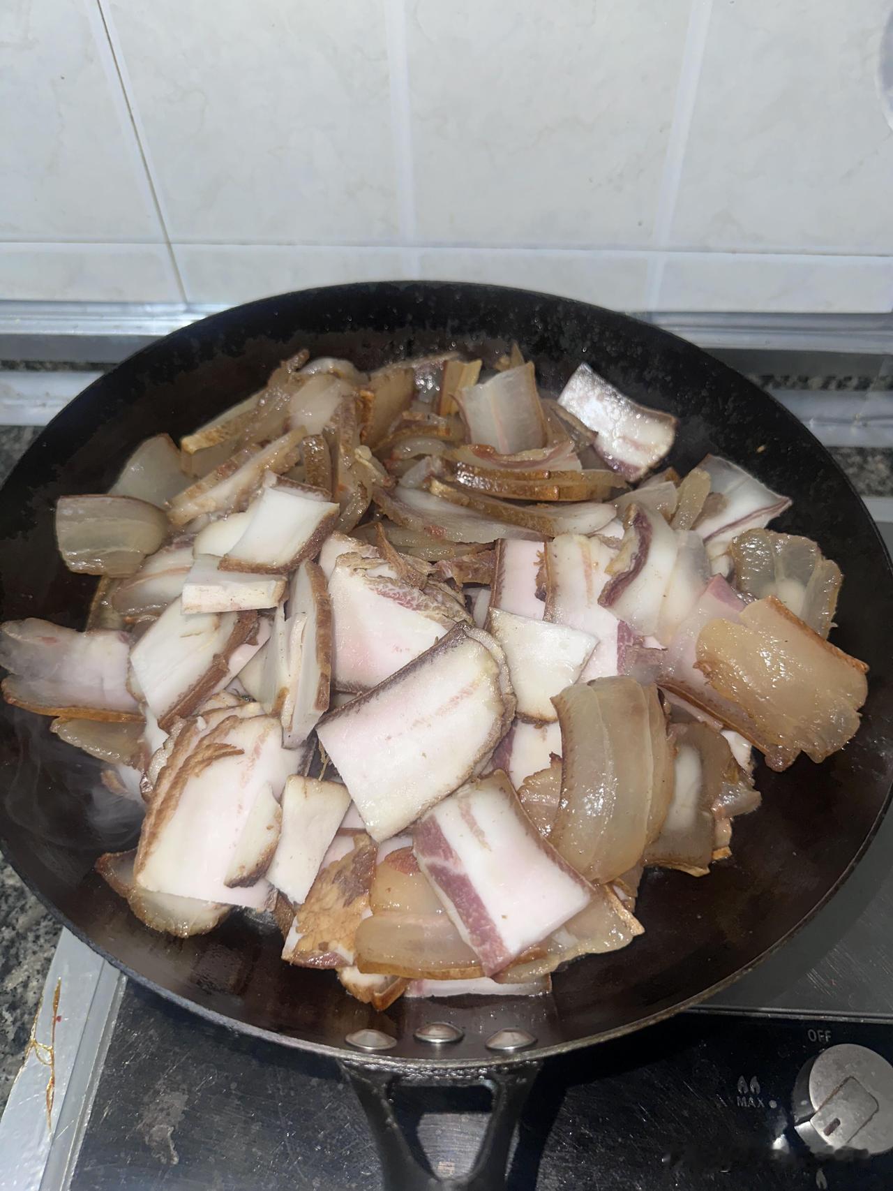 奶奶牌猪油，巨香巨香，熬猪油啦！奶奶让姐姐带的老家肥膘～谁懂啊！煮面条，炒青菜香