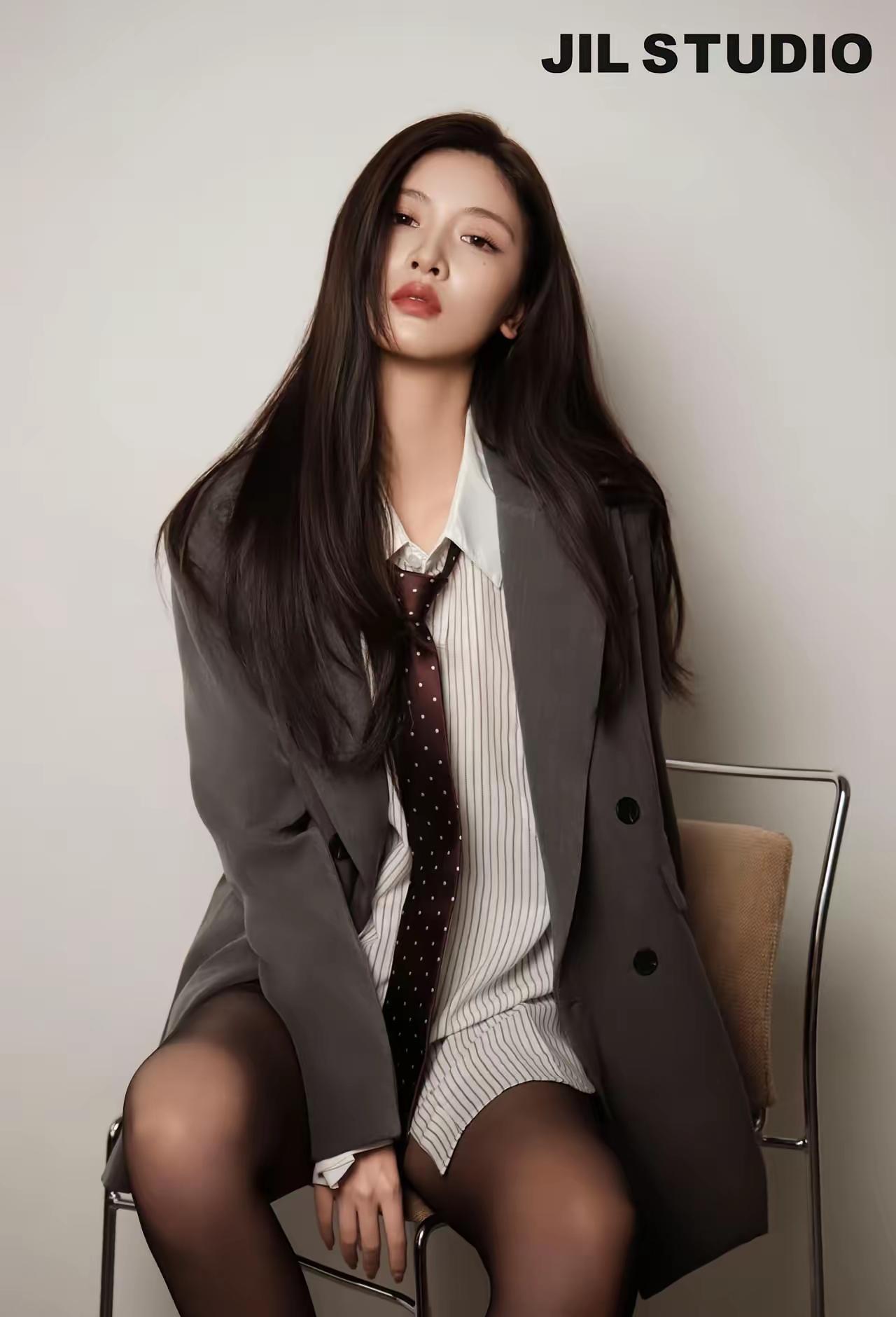 优雅职场风，黑白条纹衬衫搭配灰色西装，尽显女性魅力！