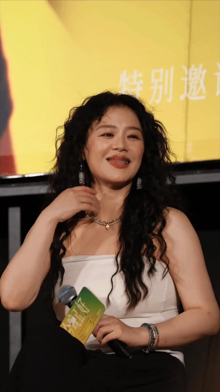 女人的这种不经意间的小动作往往最有魅力！