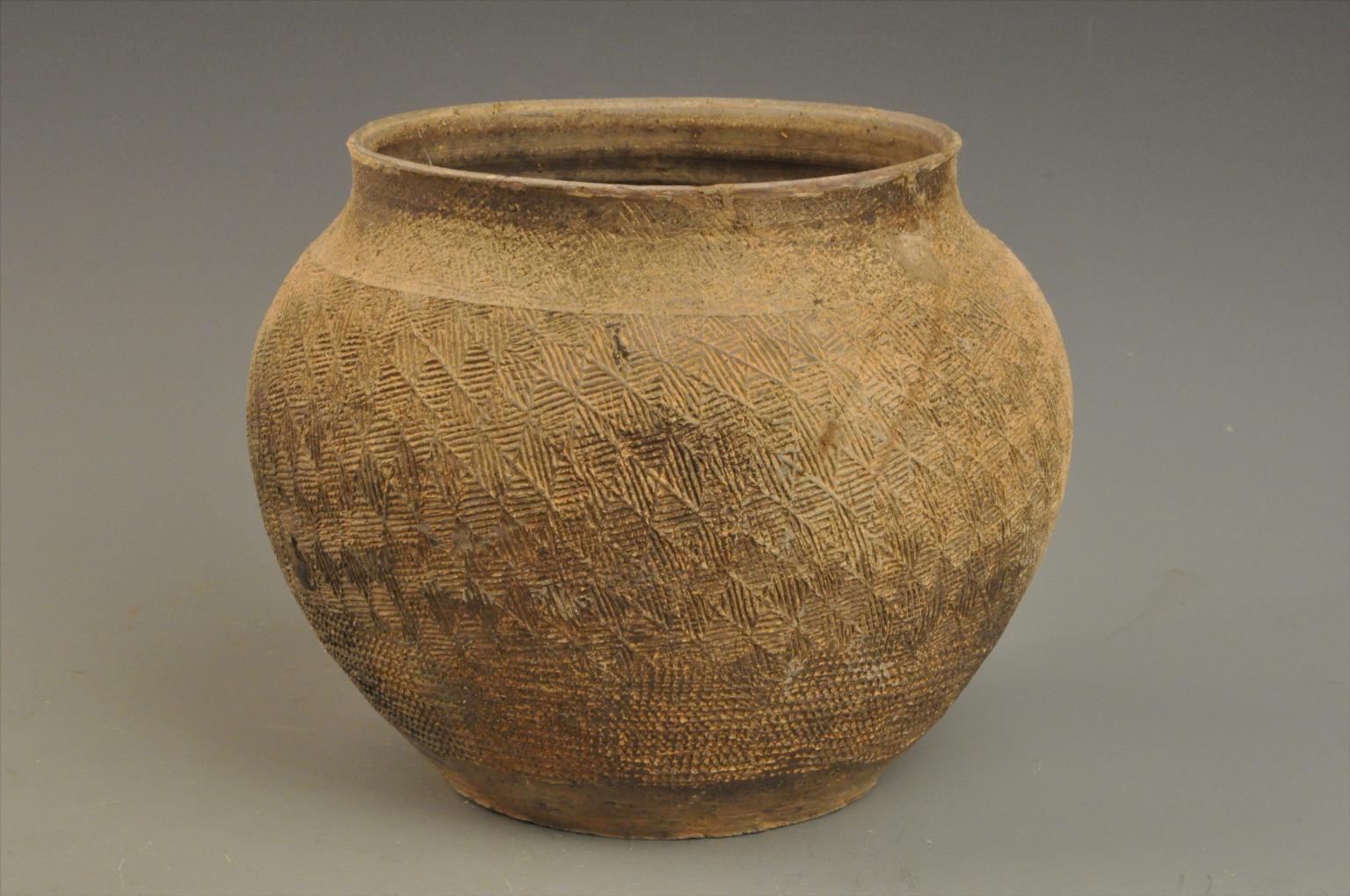 江西新余市博物馆藏西周印纹陶罐 