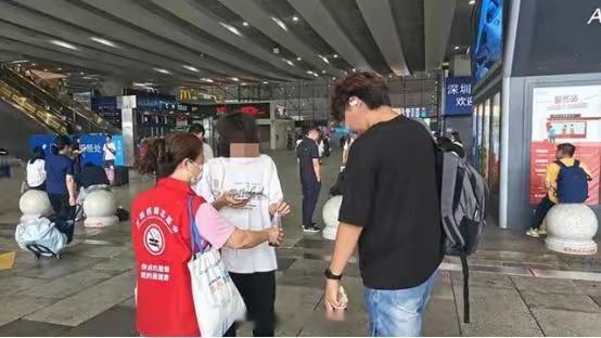 高铁站对站台吸烟没有强制处罚权那些常年在一线的铁路工作人员长期被动吸入二手烟，因