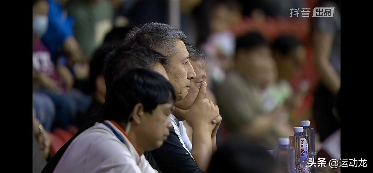 郭士强现场观战，谁会有机会进入下一届国家队集训名单？
半场广州48:41领先青岛