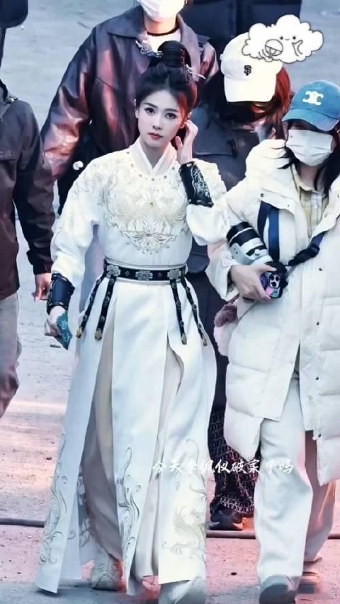 白鹿唐宫高马尾好飒 白鹿饰演的李佩仪唐风高马尾造型太帅了！剧组的用心设计，让角色