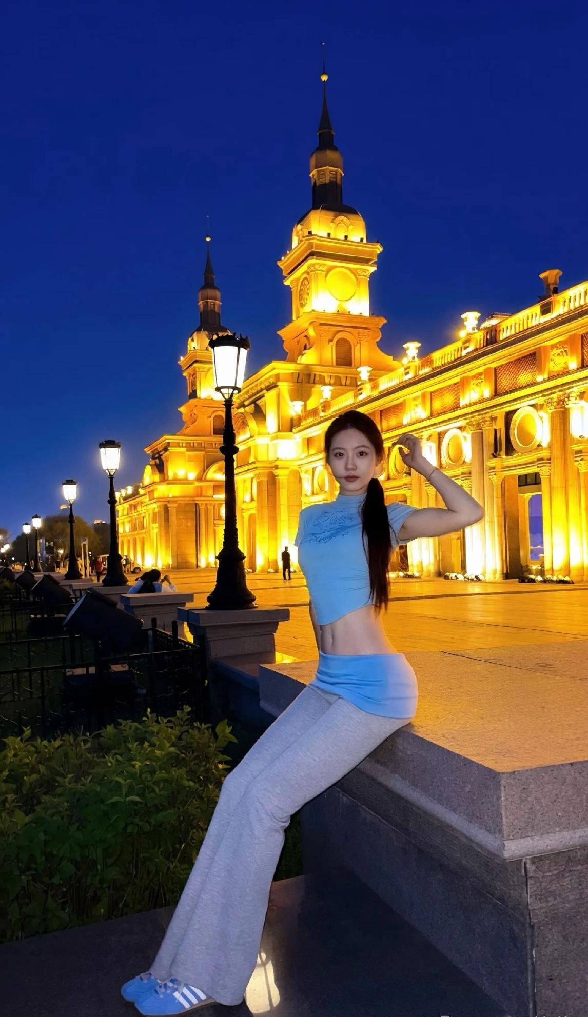 清风裁玉骨，浅笑醉芳华眉眼藏星月，
青春自落花