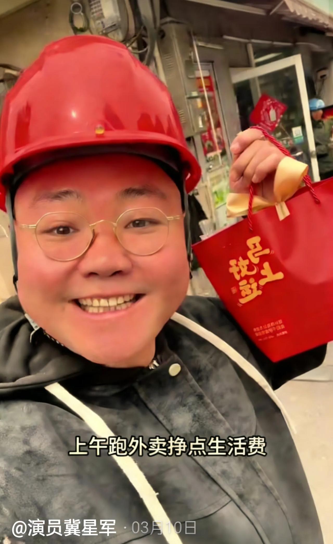 非科班小伙横店演公公走红，有戏拍戏，没戏送外卖
 一边是大批科班演员苦等机会、无