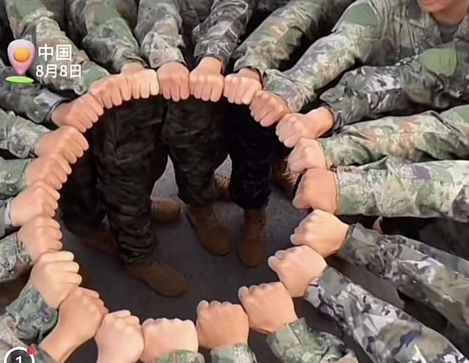 一群士兵手拉手围成一个圈。你喜欢自己走路，还是结伴同行