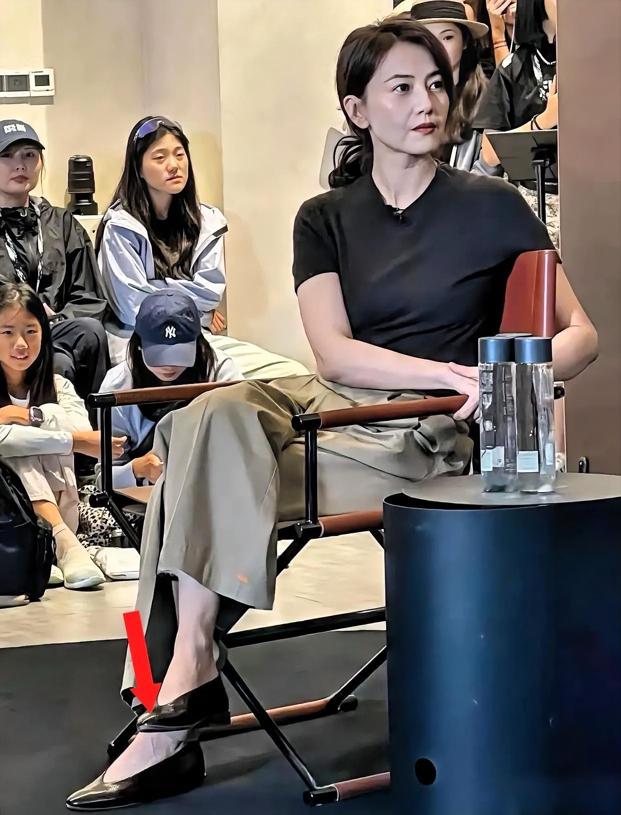 救命！高圆圆把“基础款”穿出了高级感，这气质真的学不来！
 
黑T恤、卡其裤，再