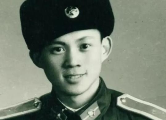 1980年，美国，一位女士正翻看来自国内的《光明日报》，不经意间，眼睛扫过一篇文