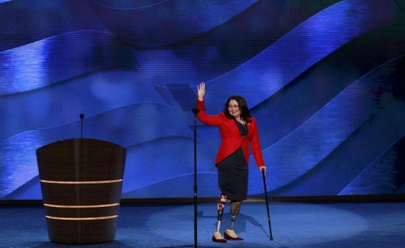 美国副总统万斯近日在社交平台发帖，将失去双腿和部分手臂的退伍军人、现任参议员达克