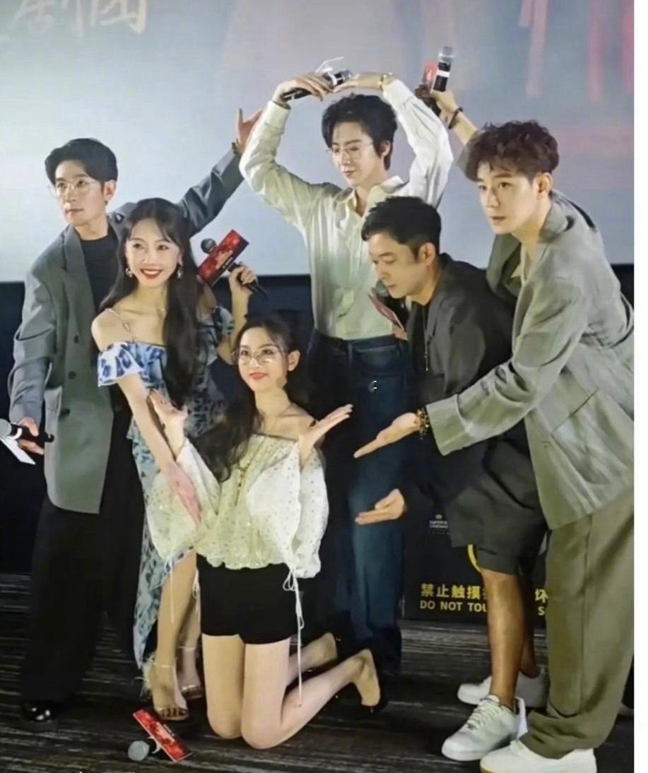 太努力了吧 ​​​宋祖儿跪地拍照 ​​​