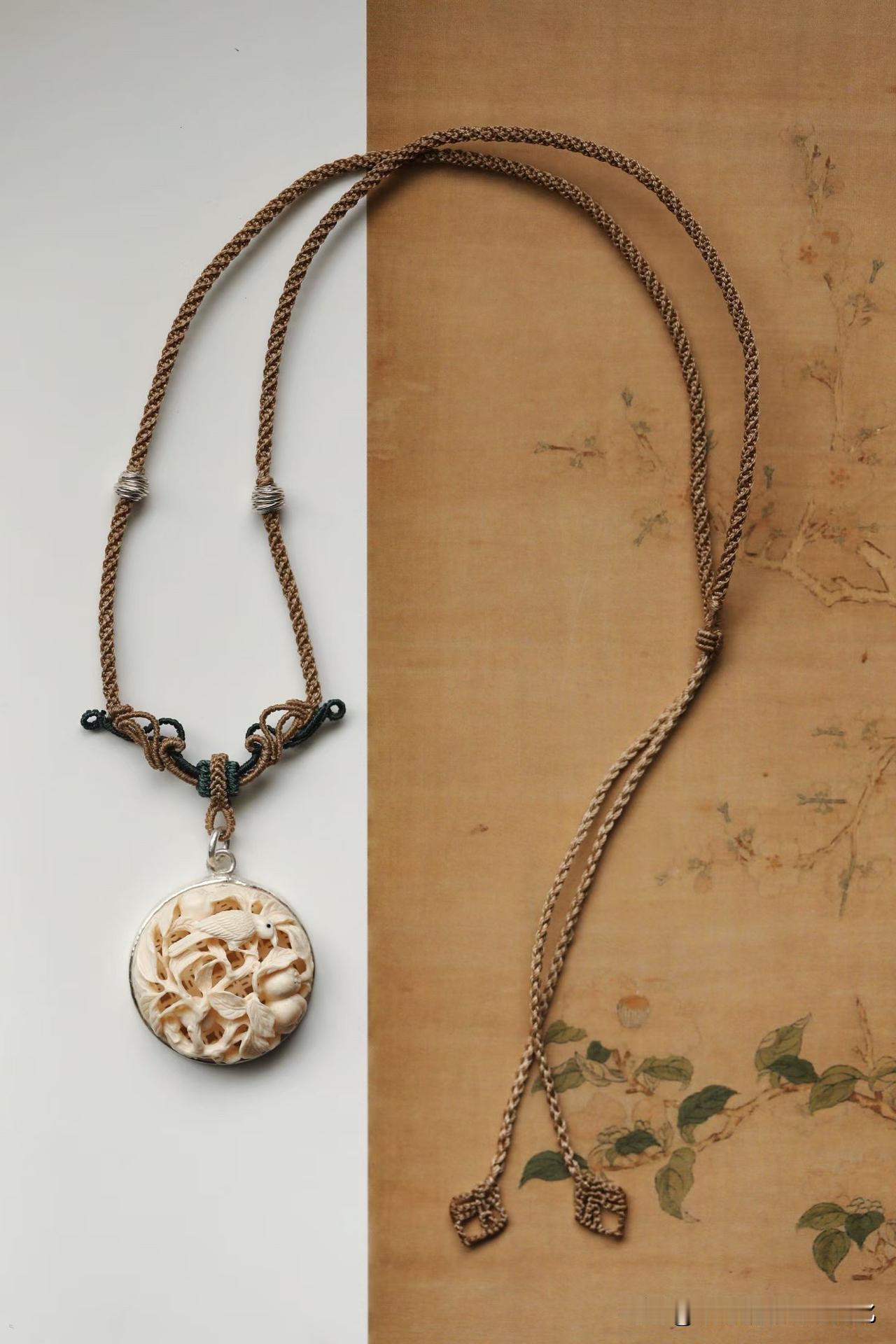 有些佩饰，不是用来“点缀”的，而是悄悄替你说话的。

这一枚“柿柿如意”，猛犸温