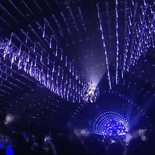 张碧晨上天又入海 被这波“三维立体式舞台美学”震撼到失语！张碧晨让威亚成了声音发