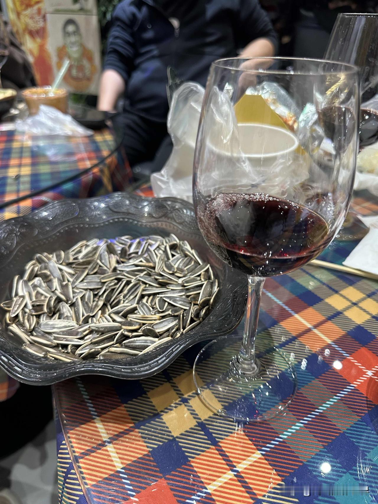 反正明天早上9点过了太阳才上班，所以，今晚，一口新疆红酒一把新疆葵瓜子，嗯，馕饼