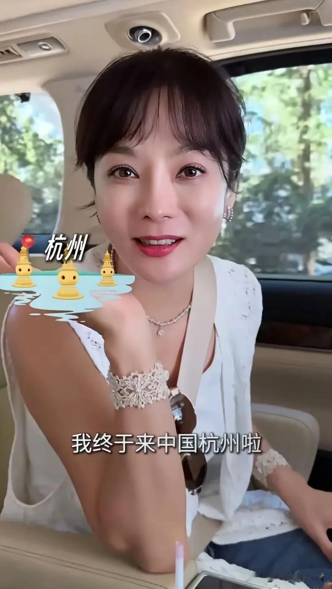 蔡琳终于带着儿子来中国了，小家伙终究是有中国血统，很喜欢中国。
蔡琳也很享受中国