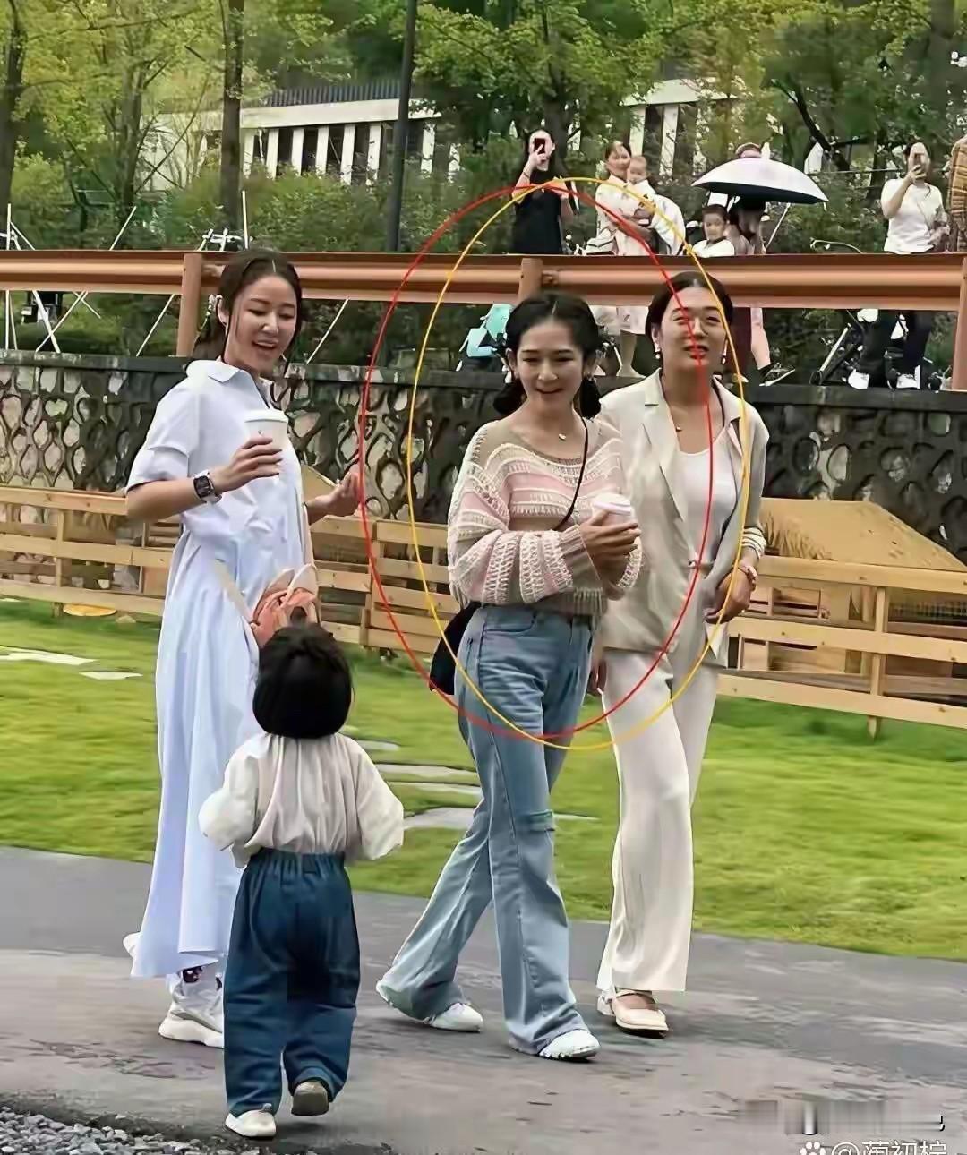 谢娜的这身打扮，看着就像一个小姑娘。