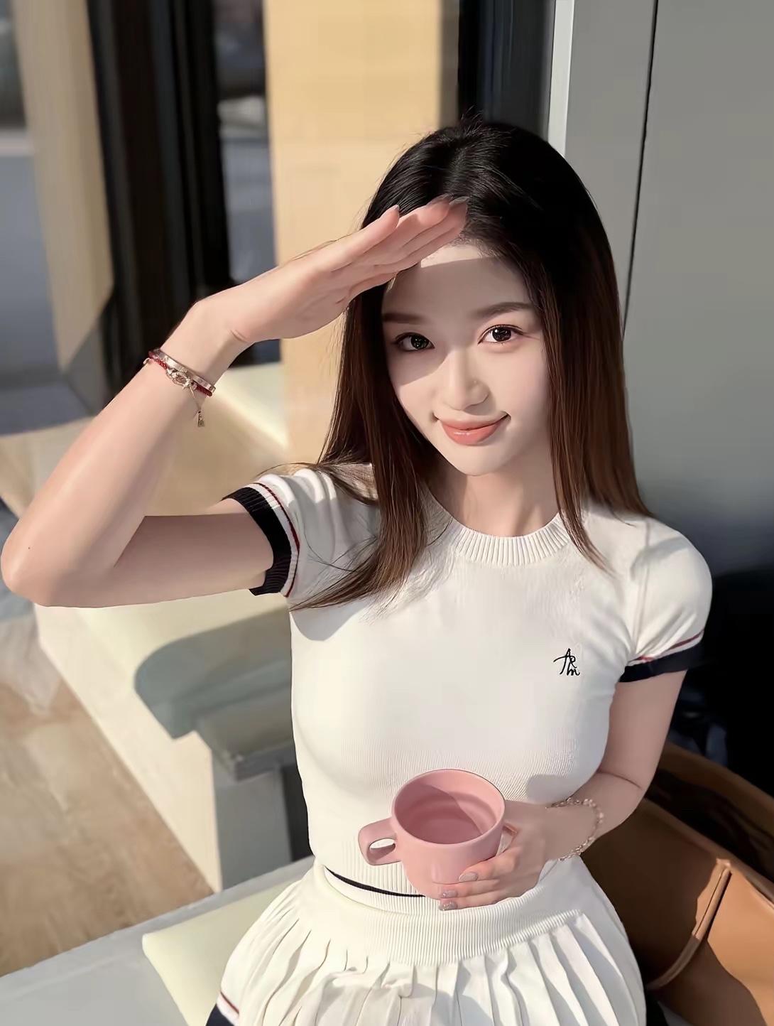 你心中的美女啥模样阳光明媚的午后，少女微笑着举杯敬太阳☀️🍹💕漂亮又可爱