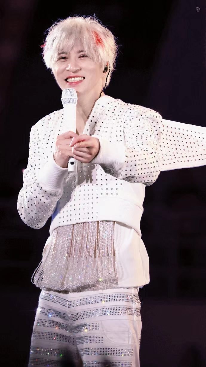 薛之谦360度贴脸开唱薛之谦一场换了多少个交通工具 他用了所有能想到的方式，只为