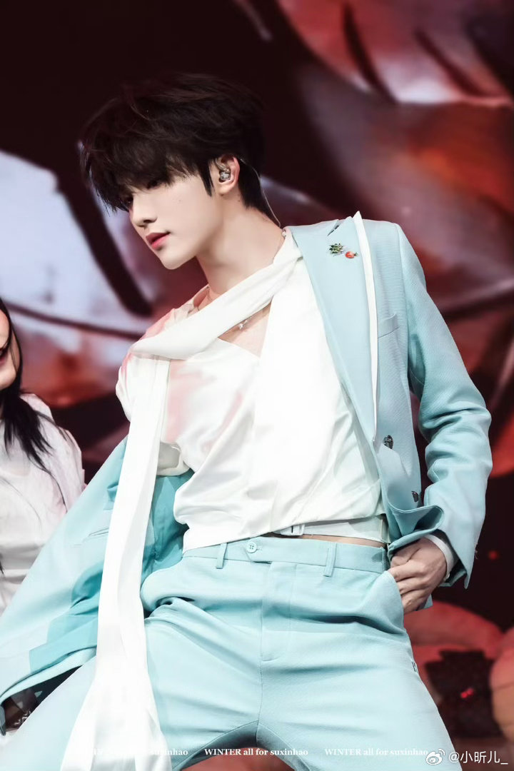 苏新皓生日直播开场从舞台上的小少年到现在的全能主舞，每一步都走得踏实又耀眼。19