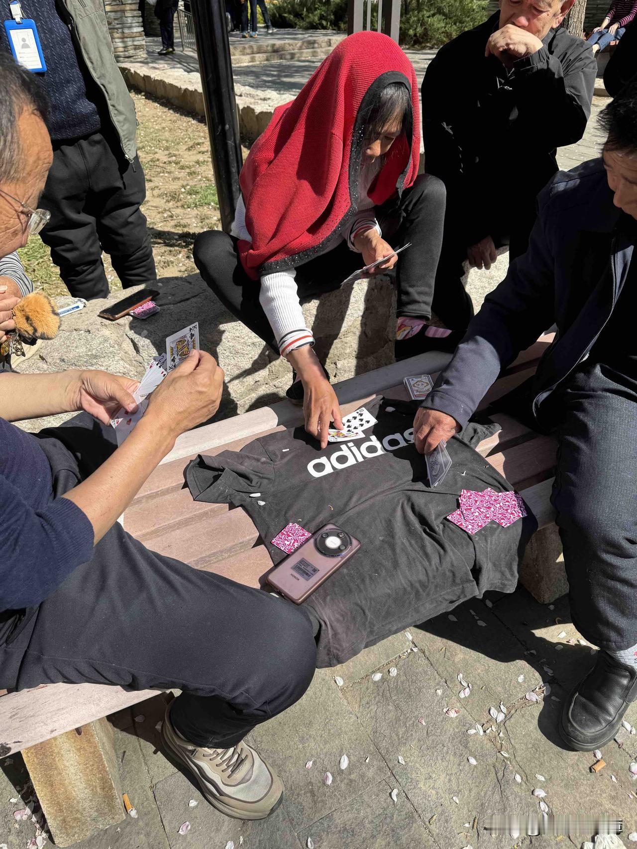 周日跟外甥女一家在一起吃饭，外甥女婿说：元大都遗址不错，可以去看看。
周一中午乘