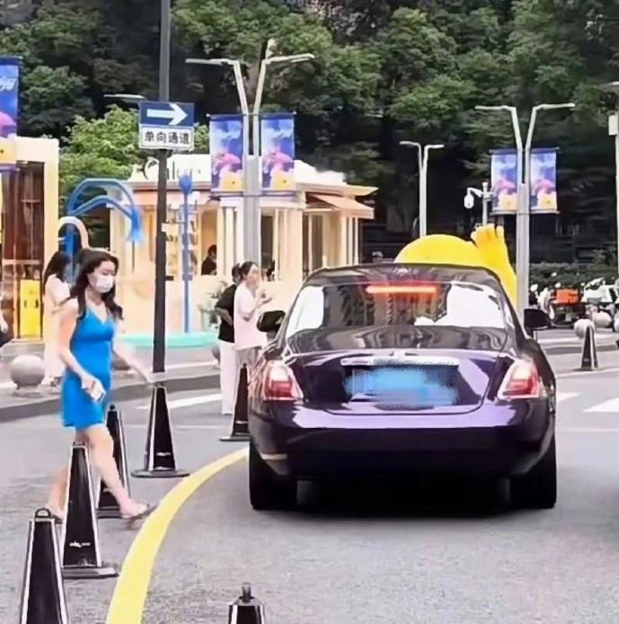 宗馥莉现身杭州街头，一身蓝裙配紫色劳斯莱斯，气场拉满。