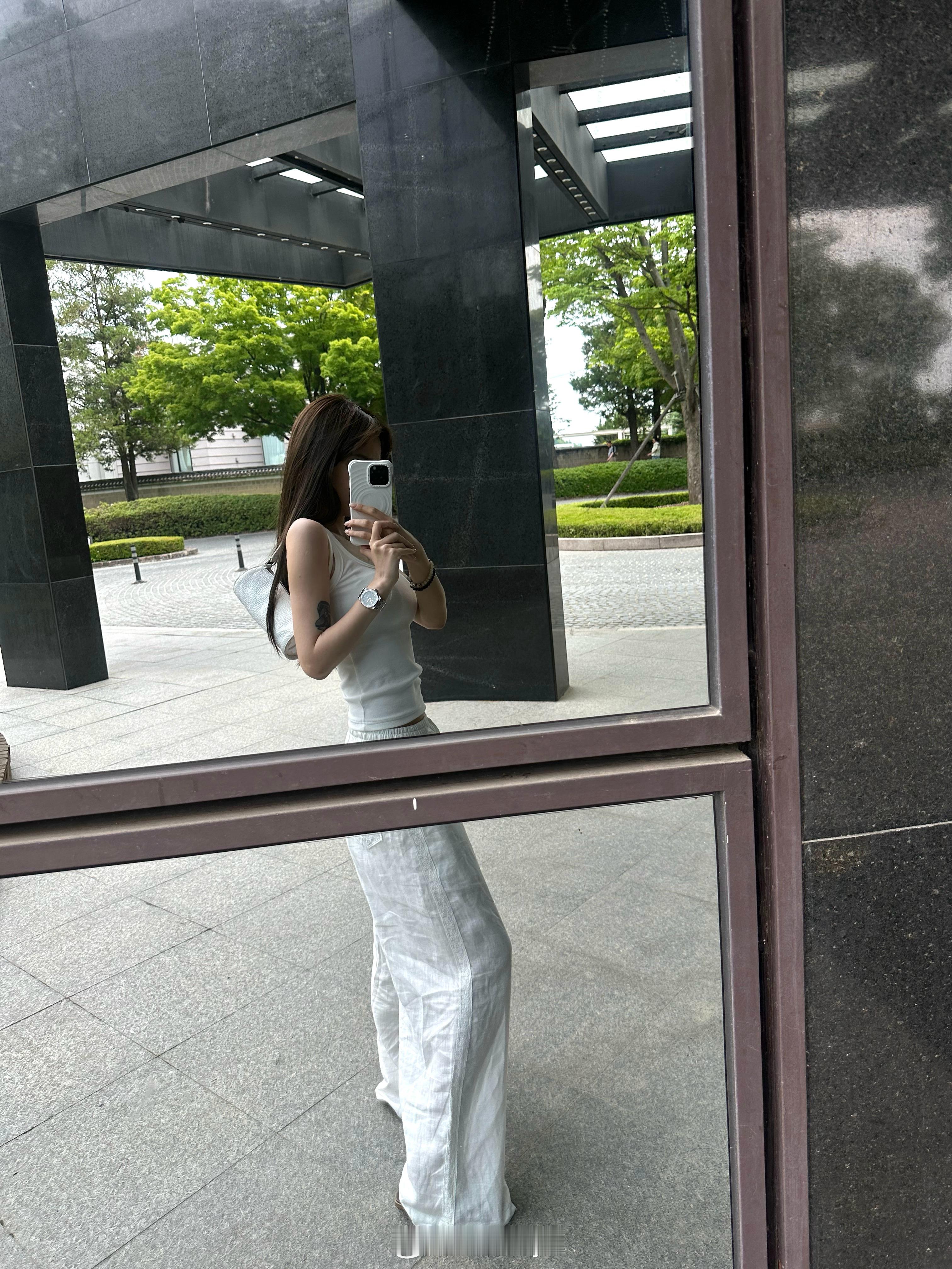 夏天是慵懒的🍃 好喜欢亚麻裤～ ​​​
