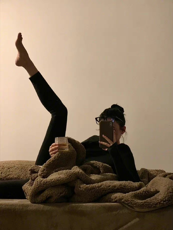 人这一辈子要和舒服的人在一起，包括朋友和亲人，觉得累了就躲远一点，取悦别人远不如