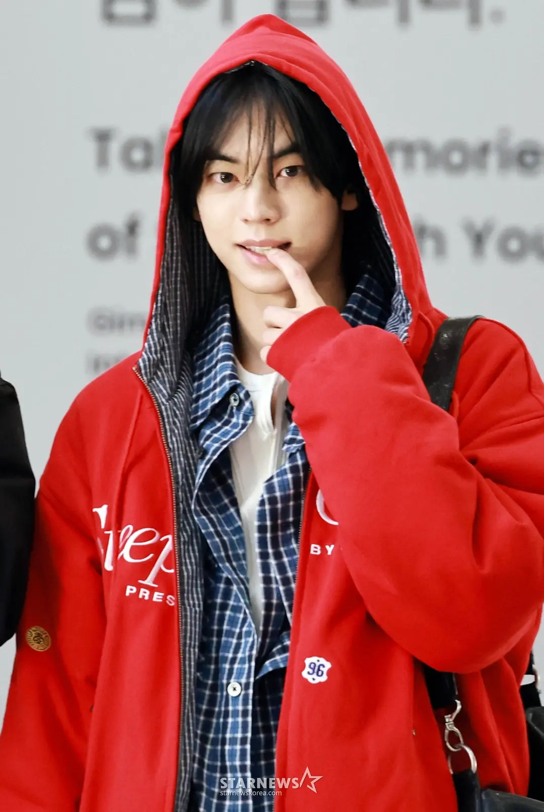 TWS咬手指新闻图 TWS今天机场全员咬手指新闻图：申惟 金道勋 崔英宰 韩振 