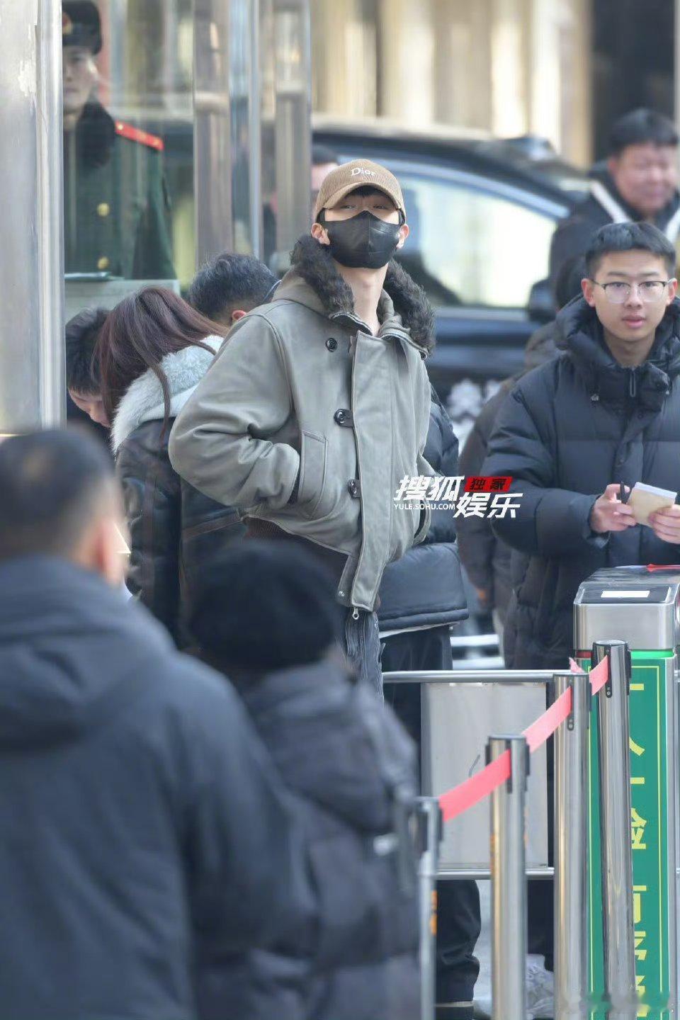 李昀锐马年春晚第二次联排人群里面帅的好出众 