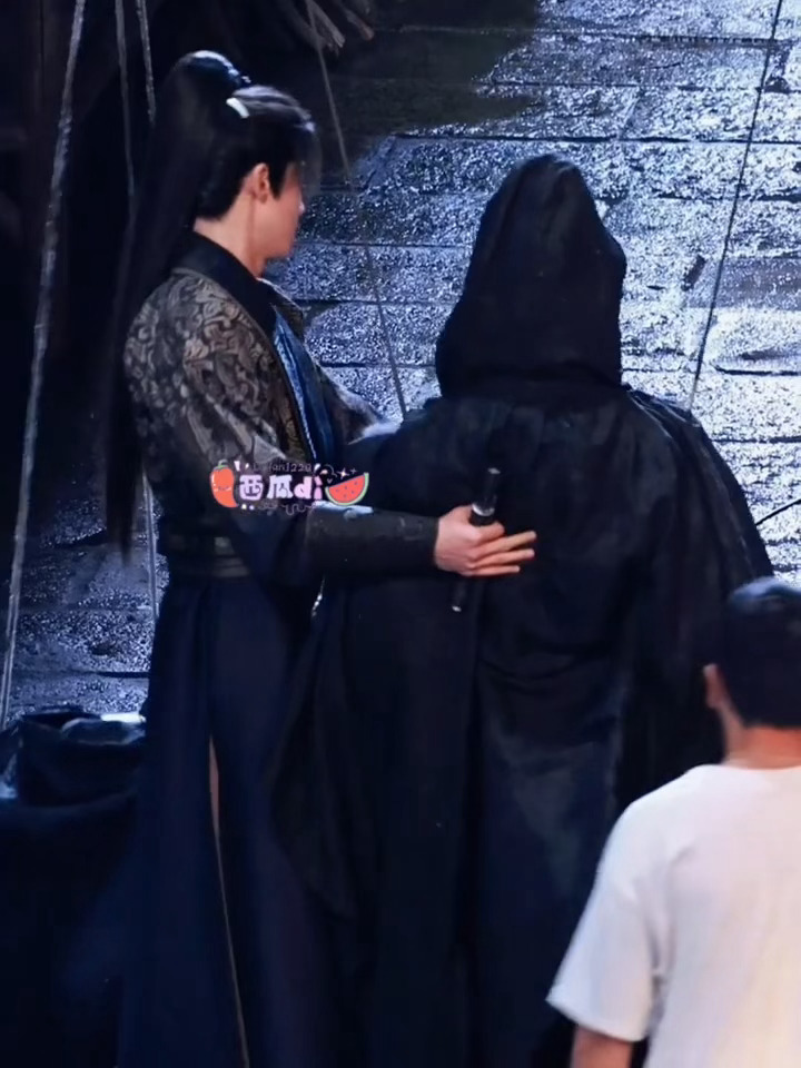 结束马上拉住武行大哥拍拍慰问，真好（cr📕西瓜dì🍉王鹤棣