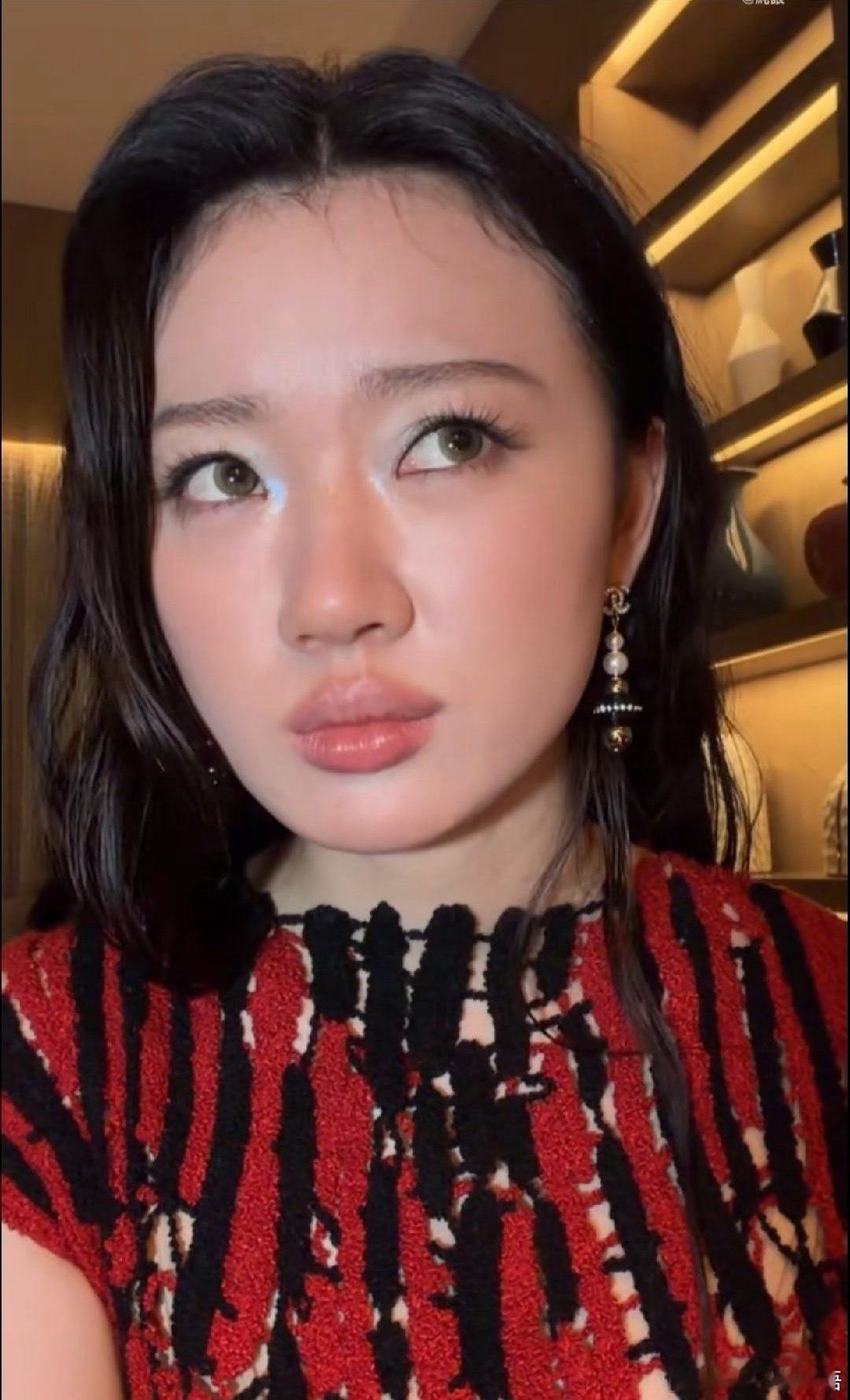 单依纯直播太有梗了 谁懂看单依纯直播的快乐啊！完全没有距离感，就跟听闺蜜盘腿唠嗑