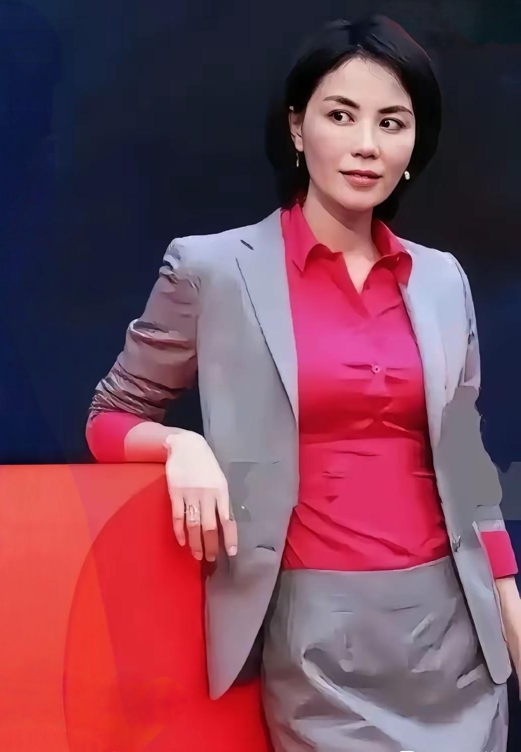 什么样的女人,最有魅力?王菲斜眼看人的瞬间被抓拍到了！看上去反而挺美的是不是！？