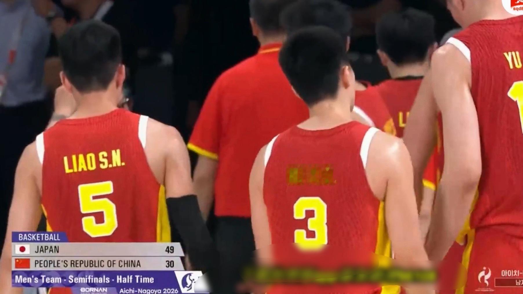 半场30-49，落后19分，毫无还手之力。 我们连日本二队都打不过了吗！！！中国