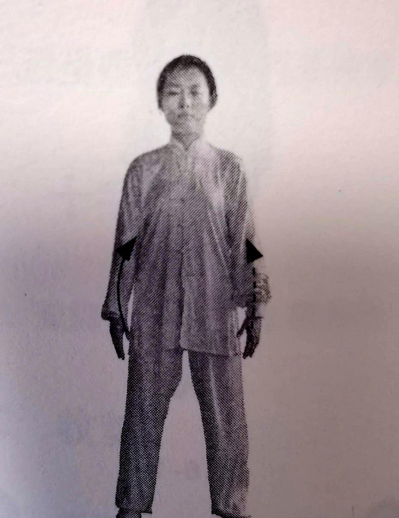 多数人练拳一上来就随便开步，却不知“先开左脚”是太极入门的。
 

我把重心往右