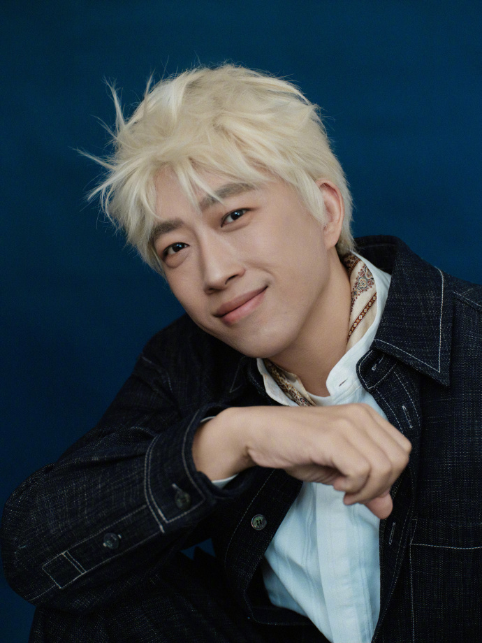 于正48岁金发生日照于正48了 于正48岁生日晒金发，原来是为了今天特意染的！这