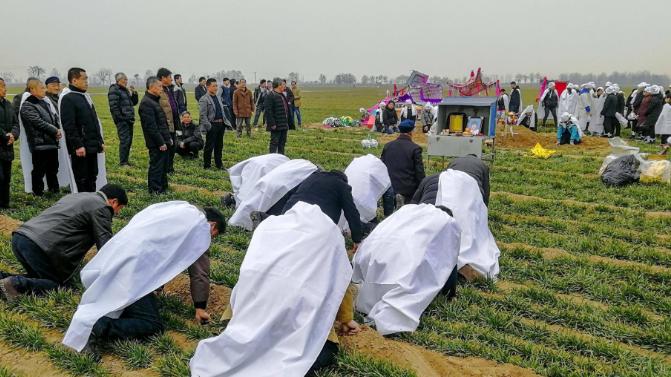 去年3月，贵州六盘水，一男子办理丧事期间，一位邻居在未获得他授权的情况下帮忙燃放