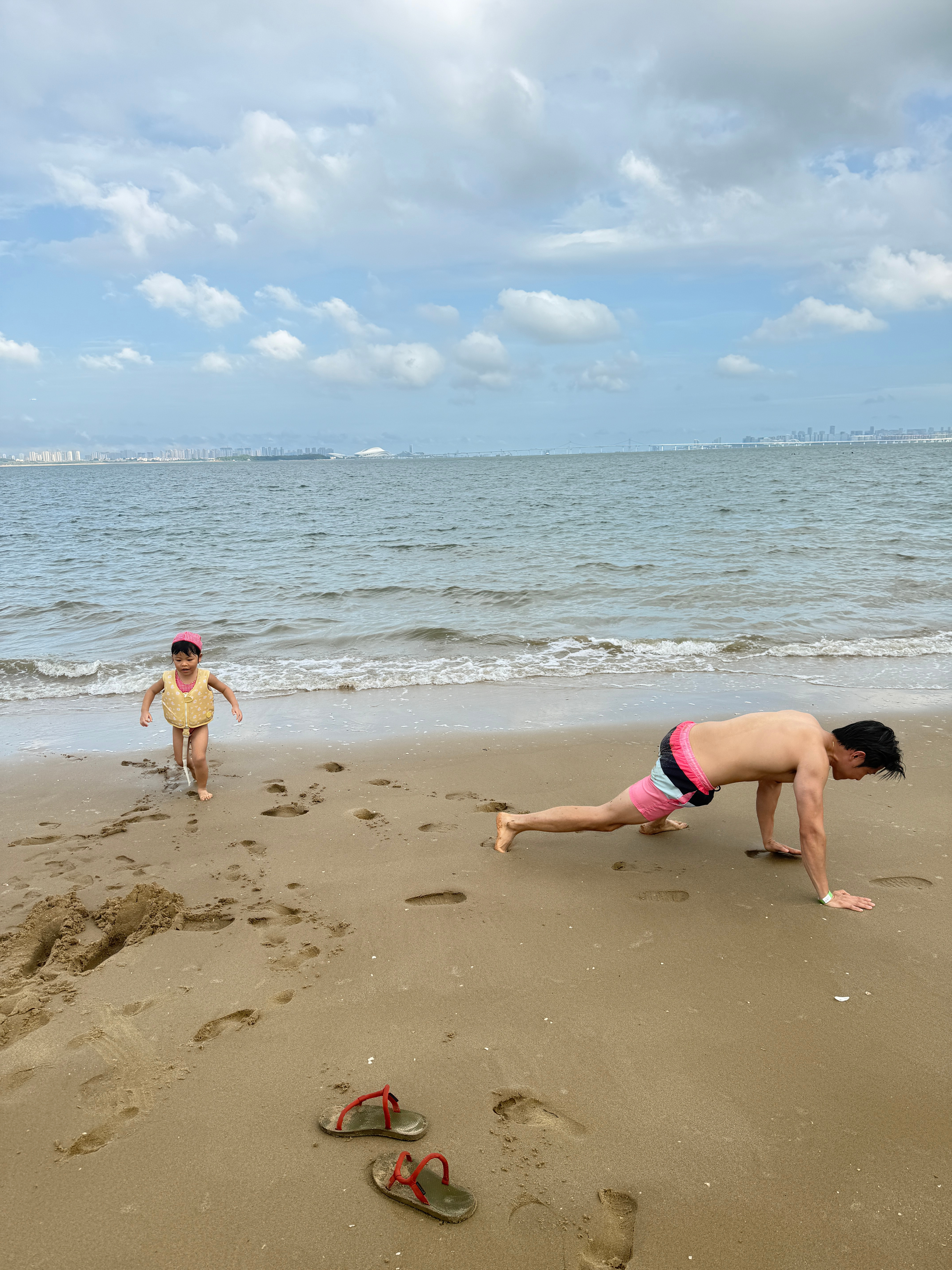 整个沙滩就我们一家人穿着泳衣已经够疯的了，旅蛙还在地上爬。好想逃离次生家庭。。 