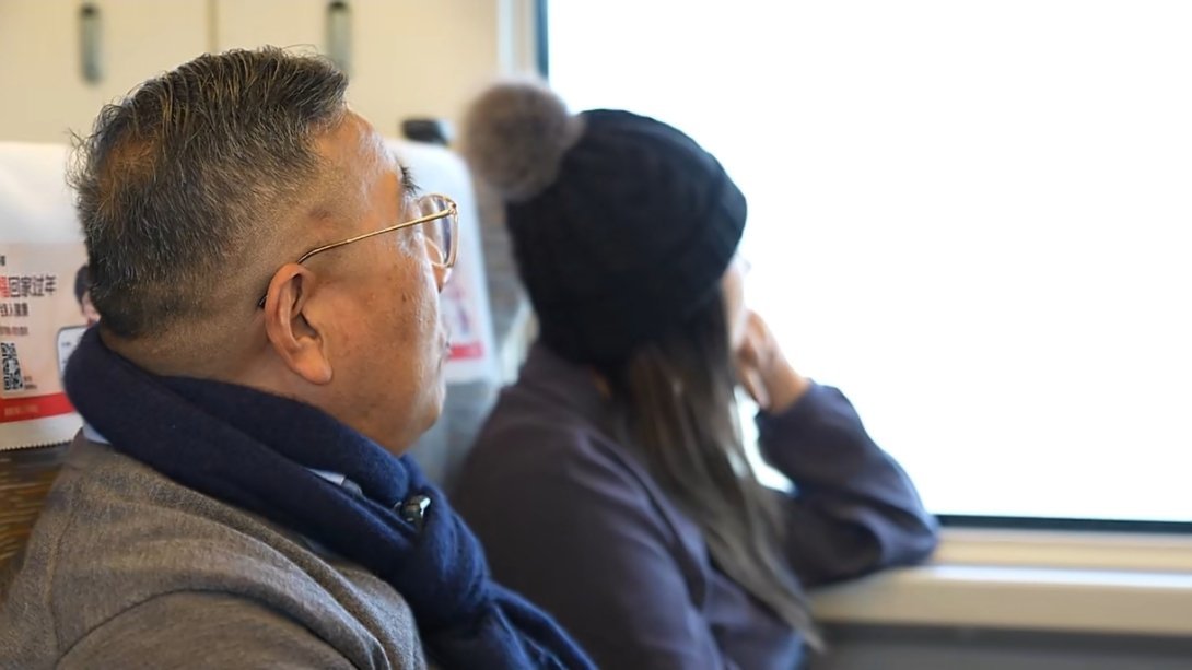 六十多岁在父母眼里也是孩子长大后开始害怕父母变老 不管你多大岁数，在父母眼睛都是