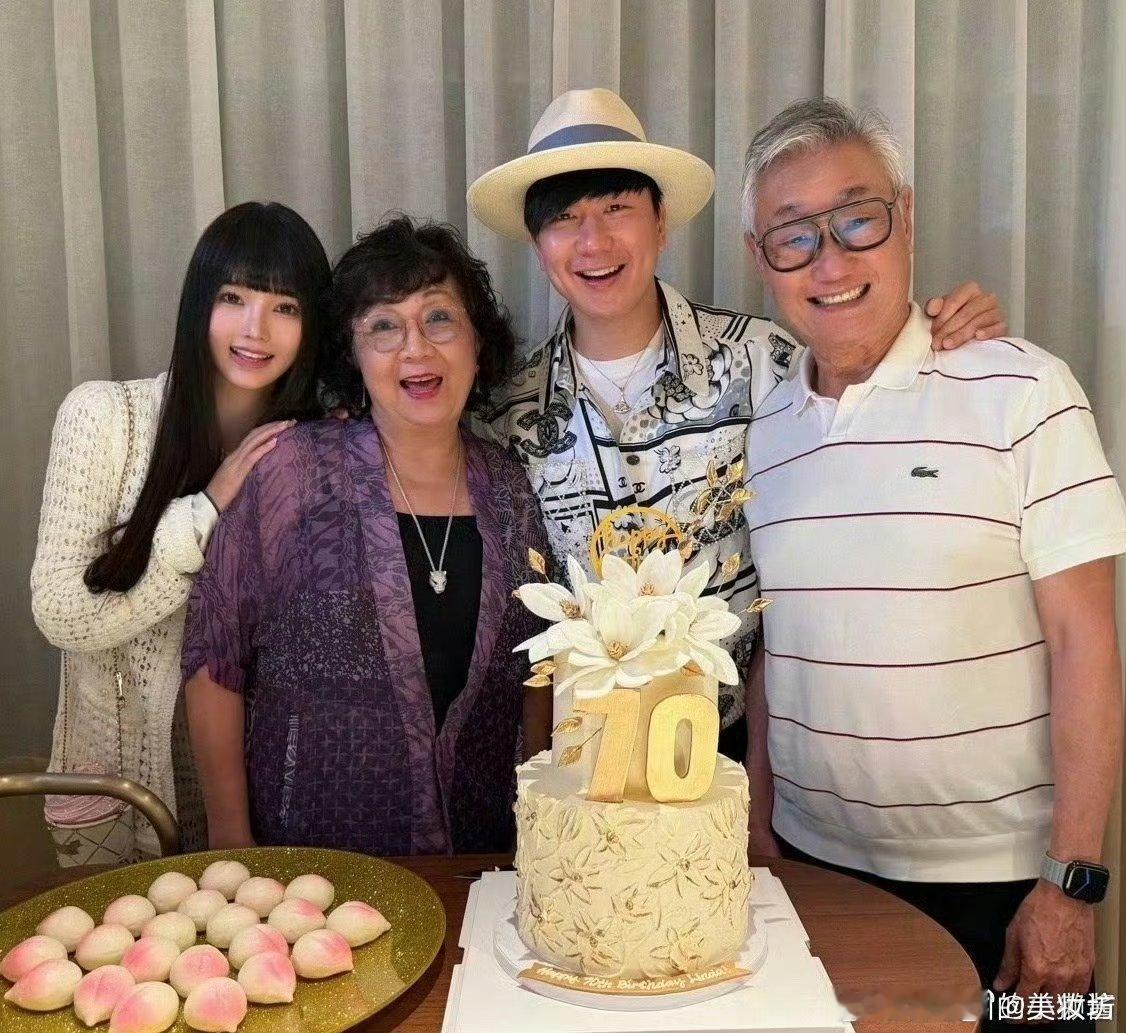 孙燕姿点赞林俊杰与七七合照孙燕姿点赞了林俊杰七七合照，好友都送上祝福恭喜了～孙燕